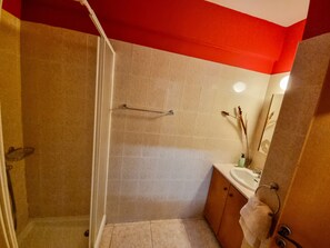 Standard Apartment | Bathroom | Towels - Dock Holiday Pool Apartment (Larnaca)