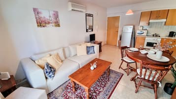 Apartamento estándar | Zona de estar | Una televisión