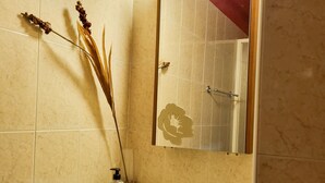 A bathroom with a white sink, a mirror, and a towel rack. - Dock Holiday Pool Apartment (Larnaca)
