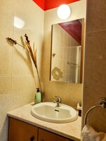Standard Apartment | Bathroom | Towels
