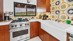 House, 2 Bedrooms | Private kitchen