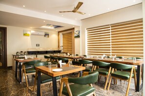 Desayuno buffet (INR 300 por persona) 