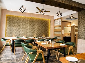 Restaurant - Hotel Dream Inn (Narendranagar)