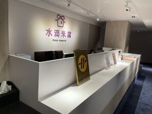 In-room safe, desk, laptop workspace, blackout drapes - Water meworld (Taipei)