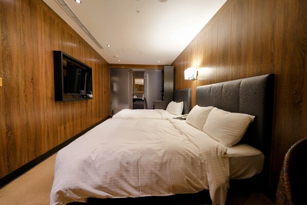 In-room safe, desk, laptop workspace, blackout drapes - Water meworld (Taipei)