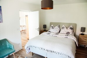 2 bedrooms, travel cot, free WiFi, bed sheets