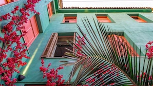 A building with multiple windows and a green facade. - Mamy Blue Slow Living (Athens)
