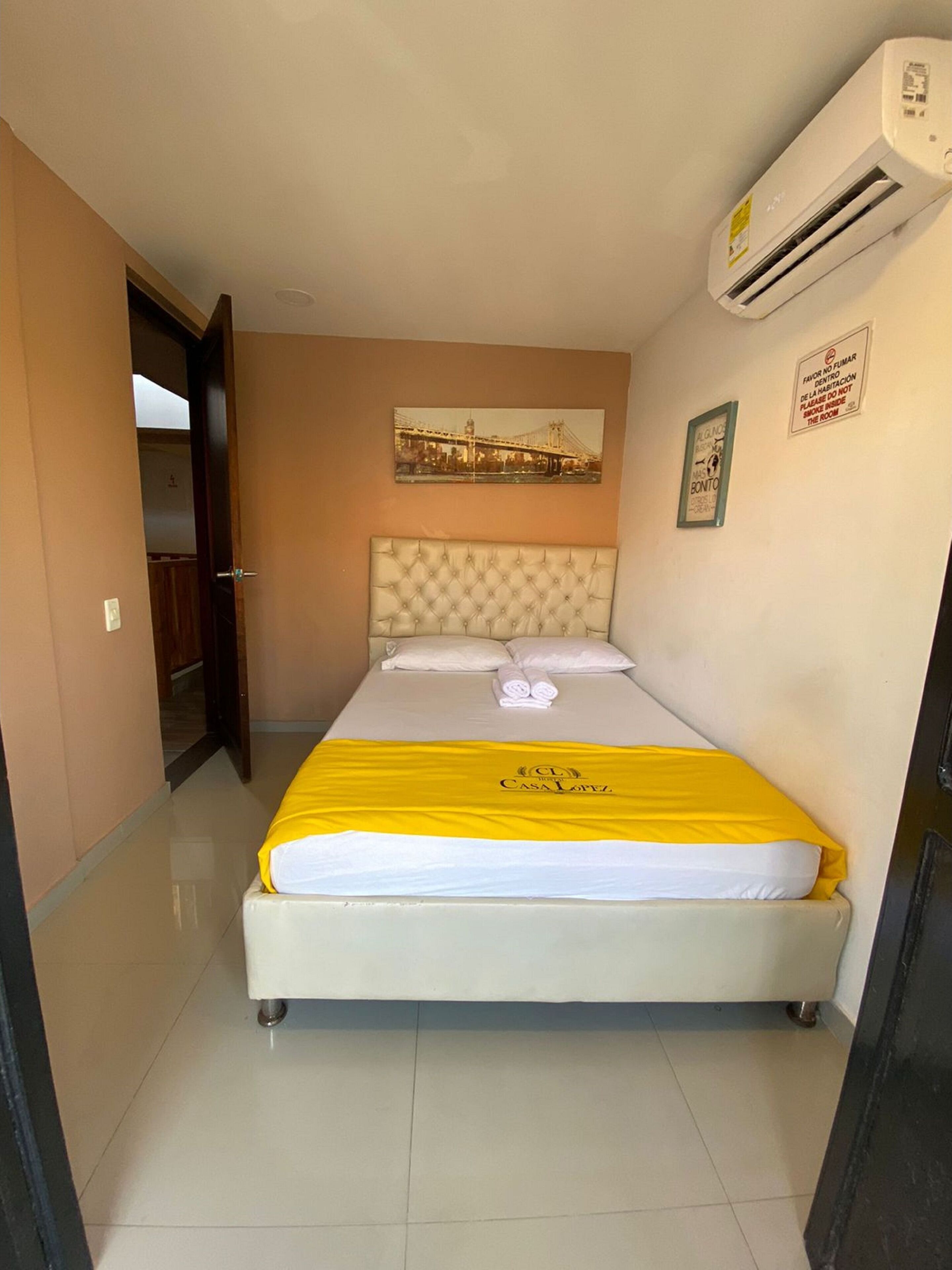 Photo - Room in Guest room - Cl-9 Double Room In Getsemani De Cartagena With Air Conditioning And WIFI