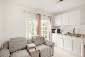 Room, 1 Bedroom, City View | Living area