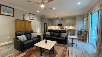 House, 3 Bedrooms, Balcony, Garden View | Living area