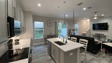 House, 3 Bedrooms, Balcony, Garden View | Private kitchen