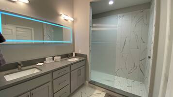 House, 3 Bedrooms, Balcony, Garden View | Bathroom