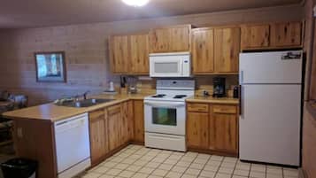 Cabin, 3 Bedrooms | Private kitchen
