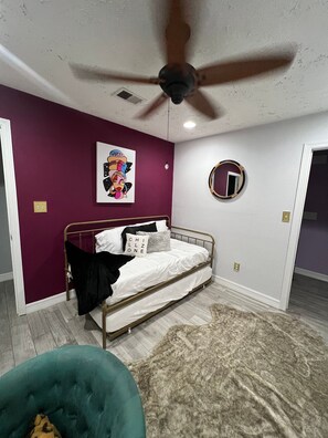 Room - Cozy Updated 3 Bedroom Home Near Iah Airport (Houston)