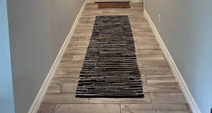 Cozy Updated 3 Bedroom Home Near Iah Airport