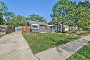 Exterior - Cozy Updated 3 Bedroom Home Near Iah Airport (Houston)