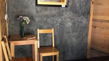 Habitación, 1 habitación, patio, vista al jardín | Área de sala de estar