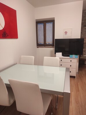 Maison, 2 chambres, fumeurs, vue ville | Restauration