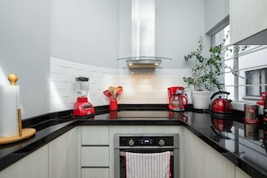 Appartement, 2 chambres | Cuisine privée | Cafetière/bouilloire, bouilloire électrique, tables à manger