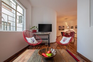 Apartamento, 2 quartos | Sala de estar | Livros
