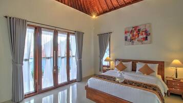 Escritorio, wifi gratis, ropa de cama