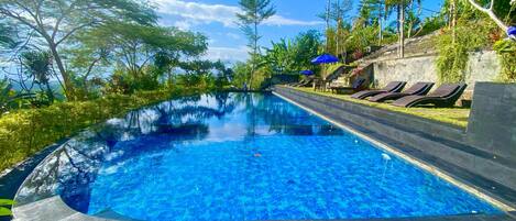 Utomhuspool och solstolar