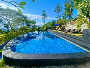 Piscine extérieure, chaises longues
