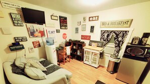 A compact living space with a sofa, a small kitchen area, and a dining table. - Room-fall Room 3min From Yale, And Other (New Haven)