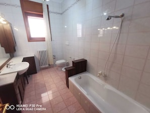 Appartement, 3 chambres, balcon | Salle de bain