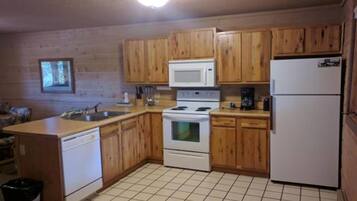 Cabin, 3 Bedrooms | Private kitchen