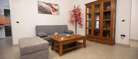 Apartment, 3 Bedrooms, Accessible, Smoking | Living area
