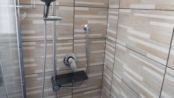 Apartment, 3 Bedrooms, Accessible, Smoking | Bathroom
