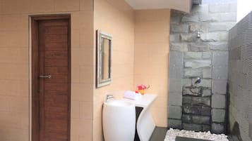 Kamar, 1 kamar tidur, Boleh Merokok, kolam renang pribadi | Shower kamar mandi
