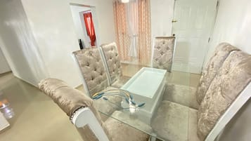 Departamento, 3 habitaciones, para fumadores, patio | Restaurantes