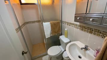 Departamento, 3 habitaciones, para fumadores, patio | Baño | Jabón y shampoo