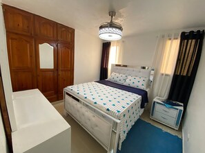 Apartament, 3 dormitoris, fumadors, pati | 3 dormitoris i roba de llit