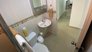 Appartement, 4 chambres, fumeurs, patio | Salle de bain