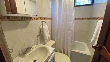 Apartamento, 3 habitaciones, patio, vistas al jardín | Baño | Jabón y champú