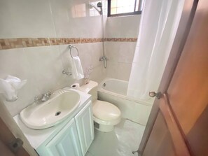 Apartamento, 3 quartos, varanda, vista para o jardim | Banheiro | Sabonete, shampoo