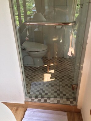 Room, 1 Bedroom, Smoking, Private Pool | Bathroom amenities