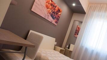 1 bedroom, desk