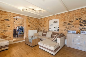 House, 4 Bedrooms, Accessible, Smoking | Living room