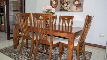 Apartment, 2 Bedrooms | Dining room