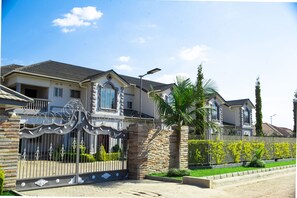 Exterior - Lusaka Luxe: Your Private Oasis Awaits in the Heart of Zambia (Lusaka)