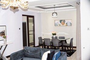 Apartemen, 2 kamar tidur, balkon | Ruang makan