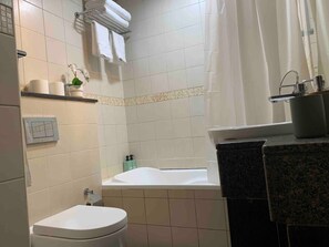 Bathroom - Cosy Little Studio With Marina &partial Beach View (Dubai)