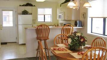 Cabin, 4 Bedrooms | Dining