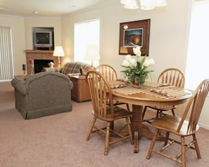 Dining - 4 Bedroom House- Rustic Style Next to Spirit Lake (Spirit Lake)