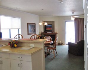 Cabin, 4 Bedrooms - 4 Bedroom House- Rustic Style Next to Spirit Lake (Spirit Lake)