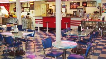 Cabin, 4 Bedrooms | Dining